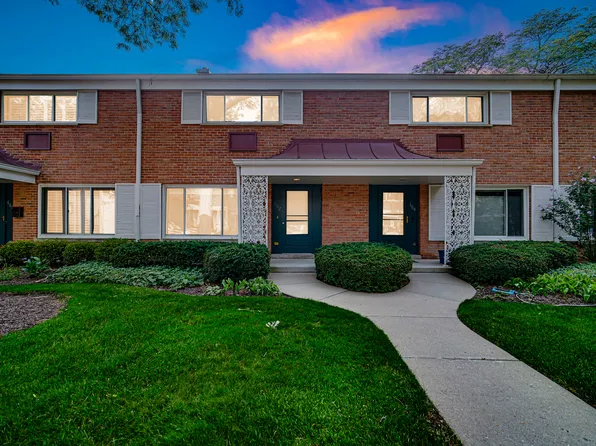 662 Carriage Hill Dr, Glenview, IL 60025