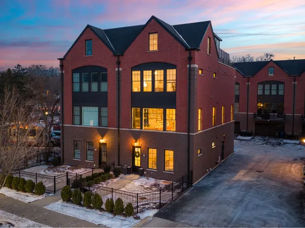 932 E Chicago Ave, Naperville, IL 60540