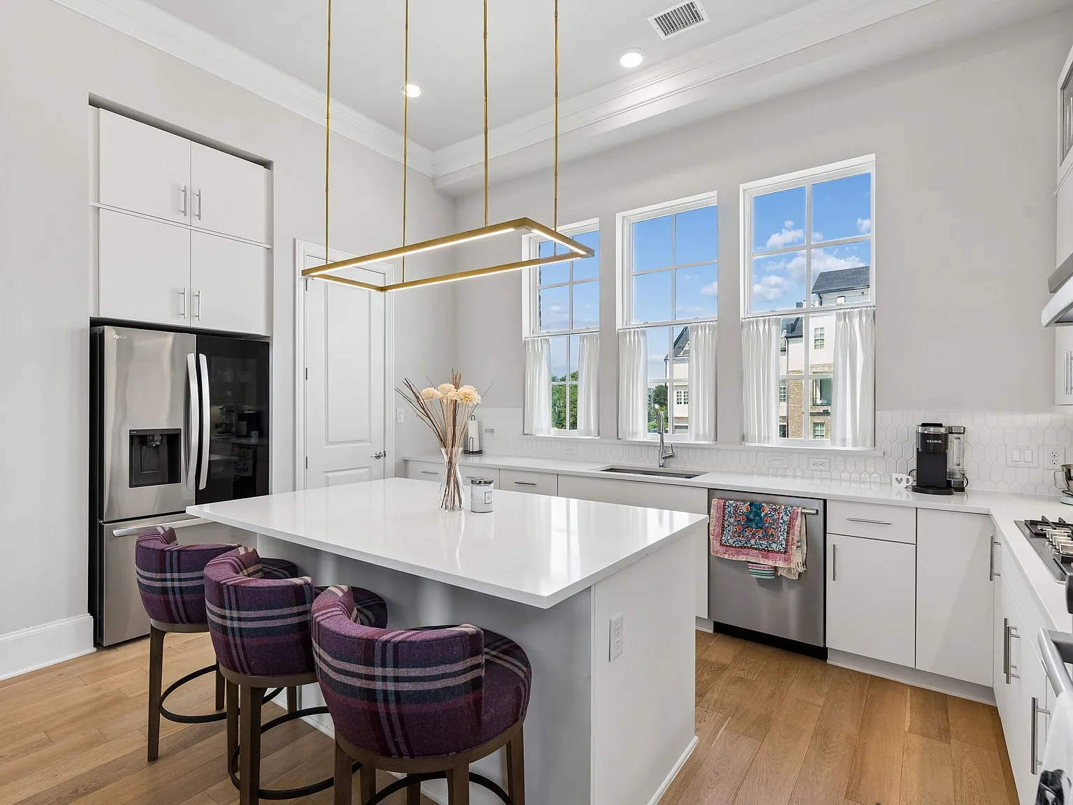 3 bed, 3.5 bath, 2016 sqft, $4,000 — Photo 2