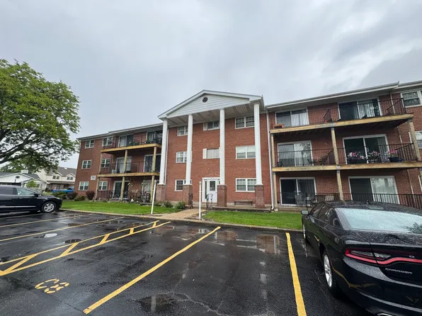 6115 W 94th St APT C2, Oak Lawn, IL 60453
