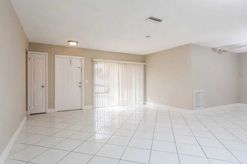 3 bed, 2.0 bath, 1580 sqft, $3,405 — Photo 3