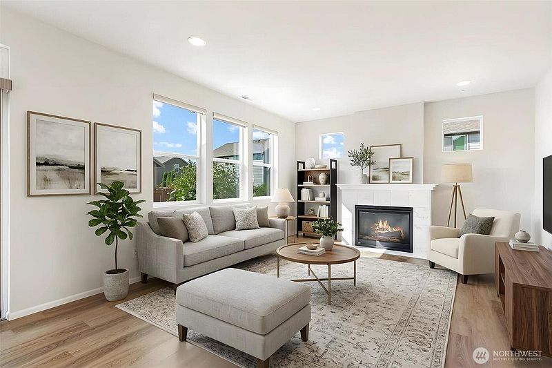 4th image of 332 Cambridge Loop