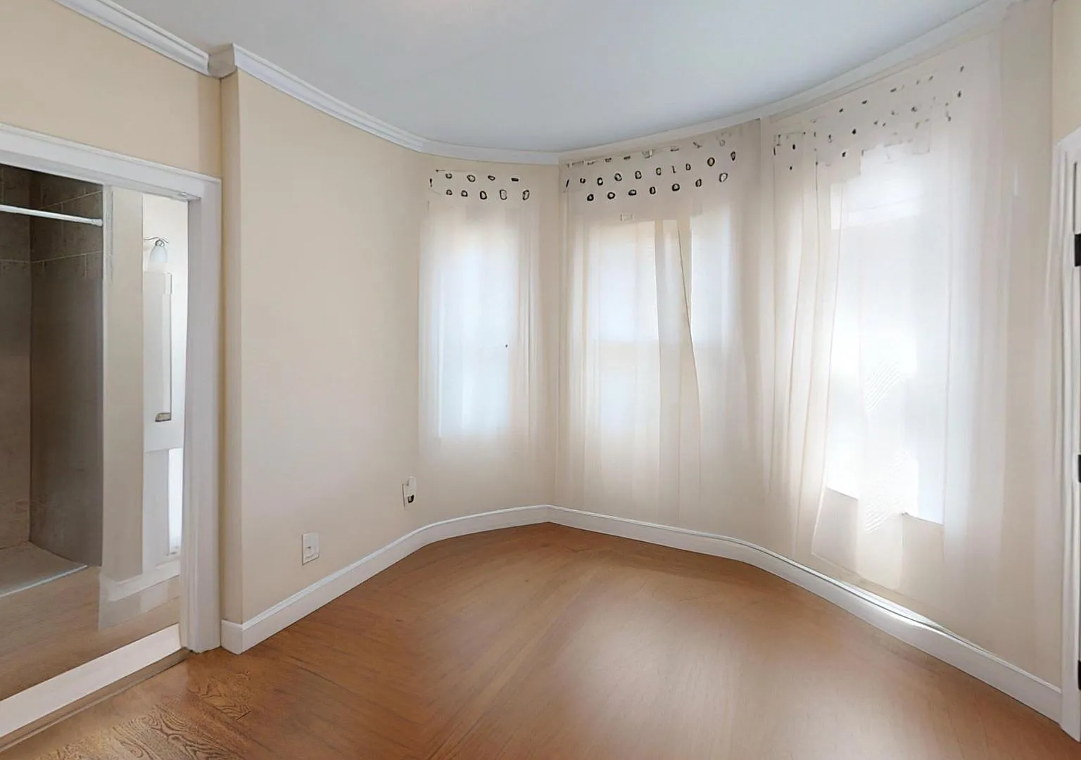 2b apartment in Roxbury now available — Photo 2