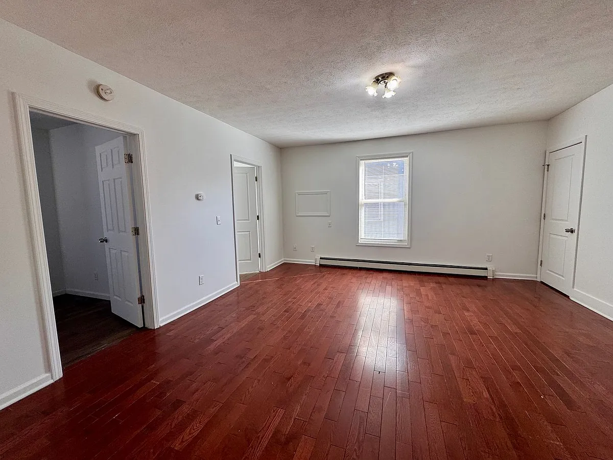 Building Photo - 116 Caledonia NE