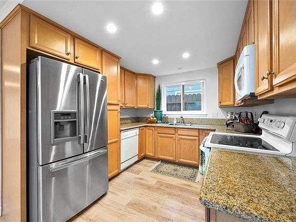2nd image of 602.5 Marguerite Ave