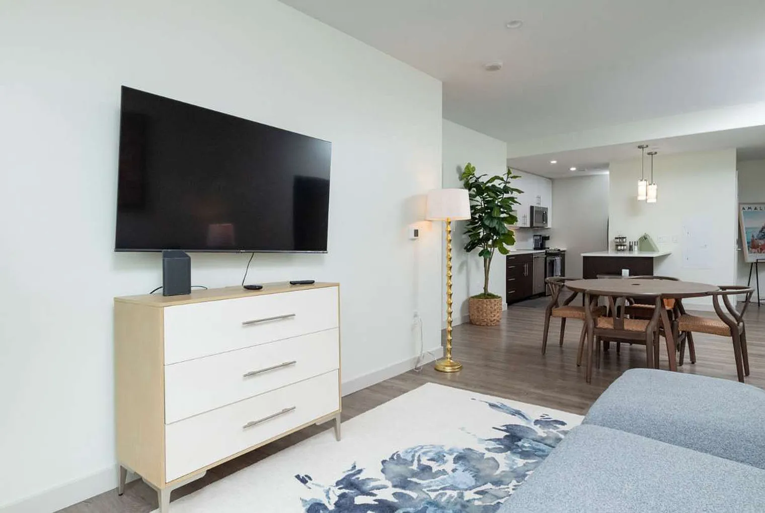 2 bed, 2.0 bath, 1097 sqft, $8,473 — Photo 2