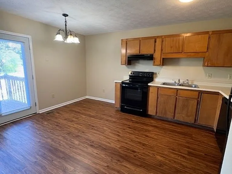 25146 York Dr #32 — Photo 2