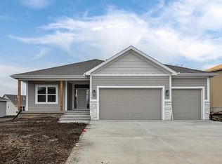 15601 Austin Ct, Basehor, KS 66007