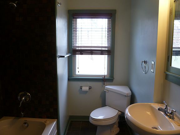 4th image of 810 Charles St