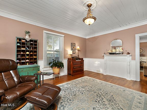5th image of 813 N Craven Street