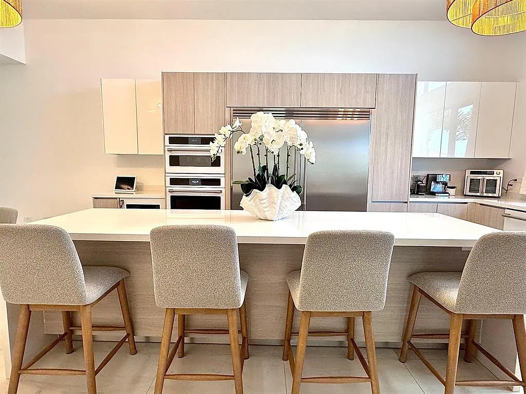 4 bed, 4.5 bath, 4092 sqft, $12,500 — Photo 4