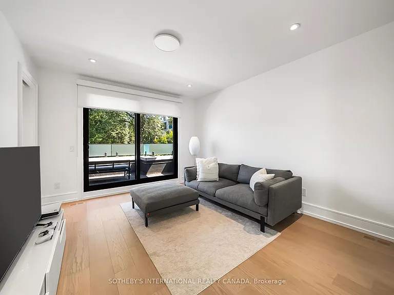 734 Avenue Rd — Photo 32