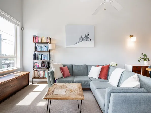 128 W 21st St #401, North Vancouver, BC V7M 1Y9