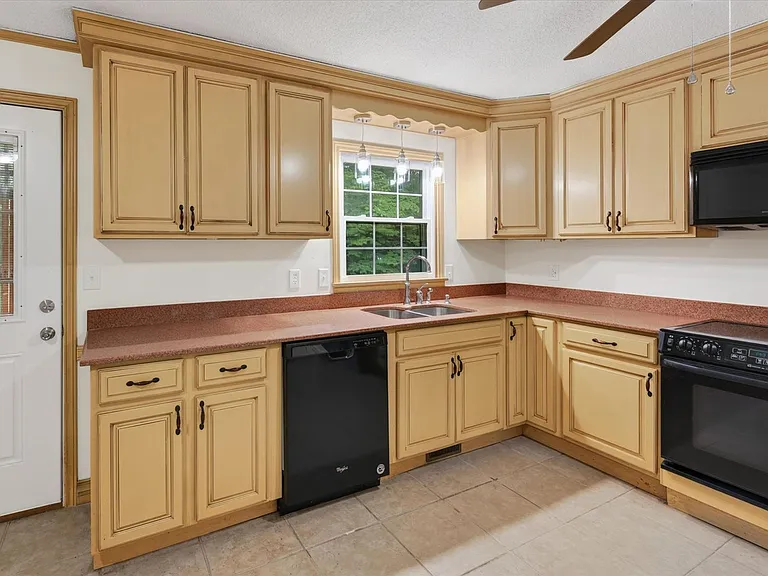 607 Granger Ln — Photo 15