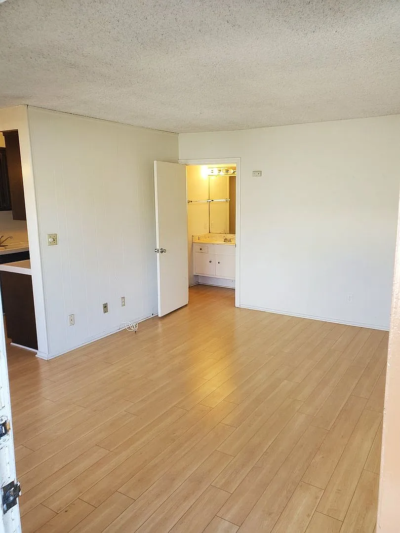 12611 Caswell Ave — Photo 2