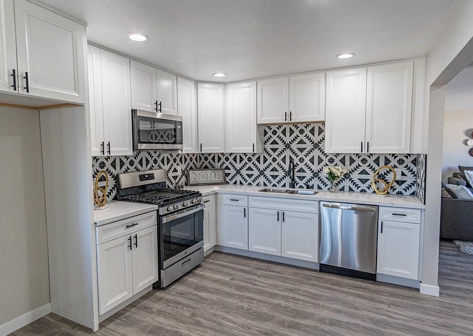 1st image of 842 Ginna Pl