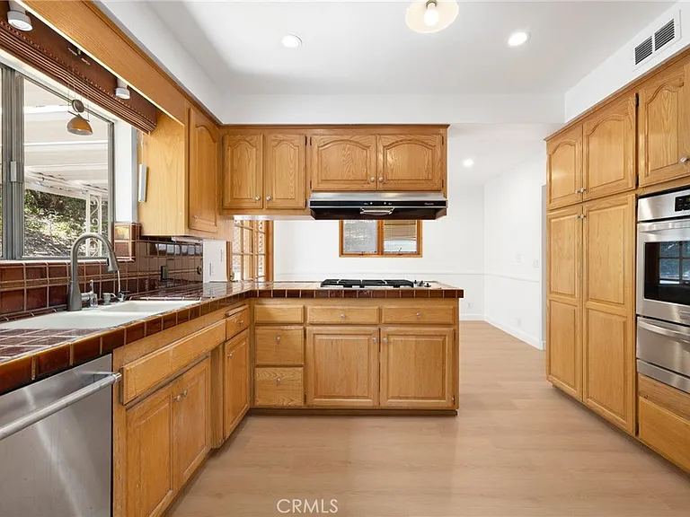 22204 Avenue San Luis — Photo 11