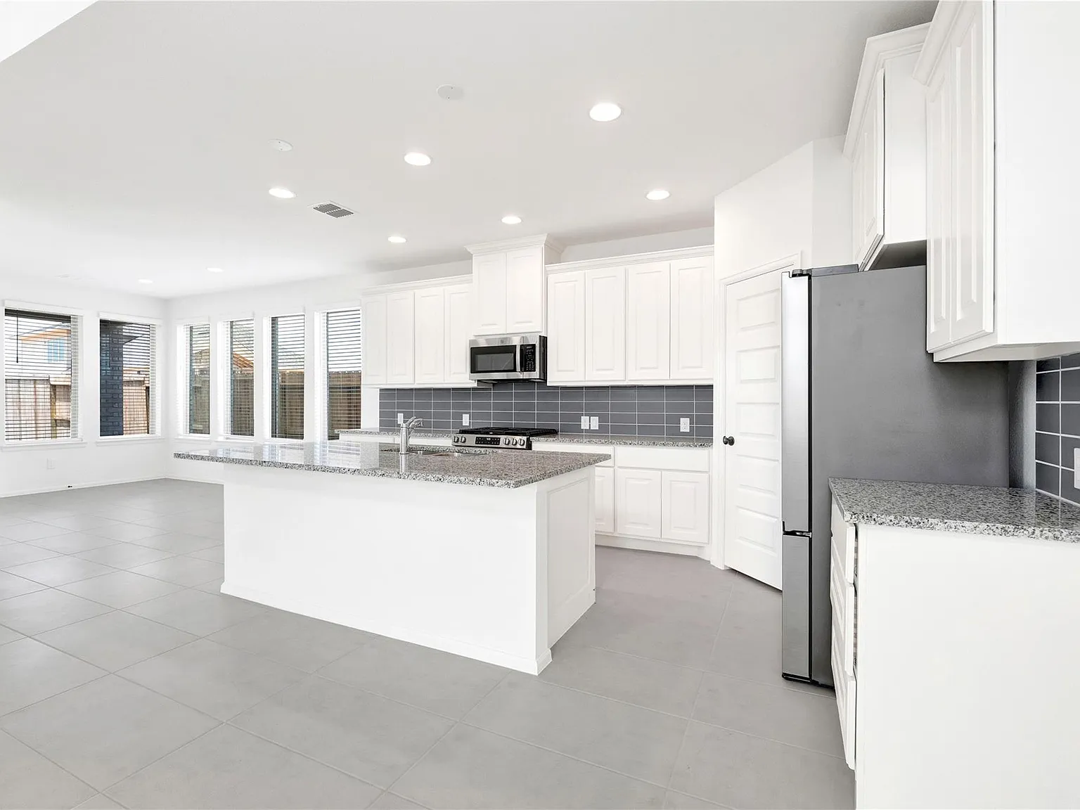4 bed, 3.5 bath, 2600 sqft, $3,000 — Photo 1