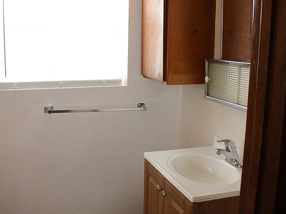 2nd image of 412 Yakima St #C