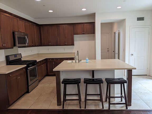 4th image of 3171 S Cambridge Dr
