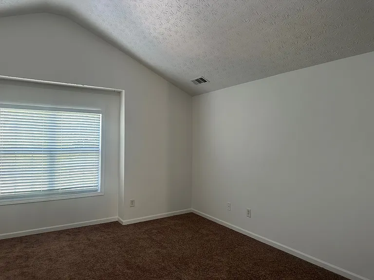 2065 Manhattan Pkwy — Photo 13