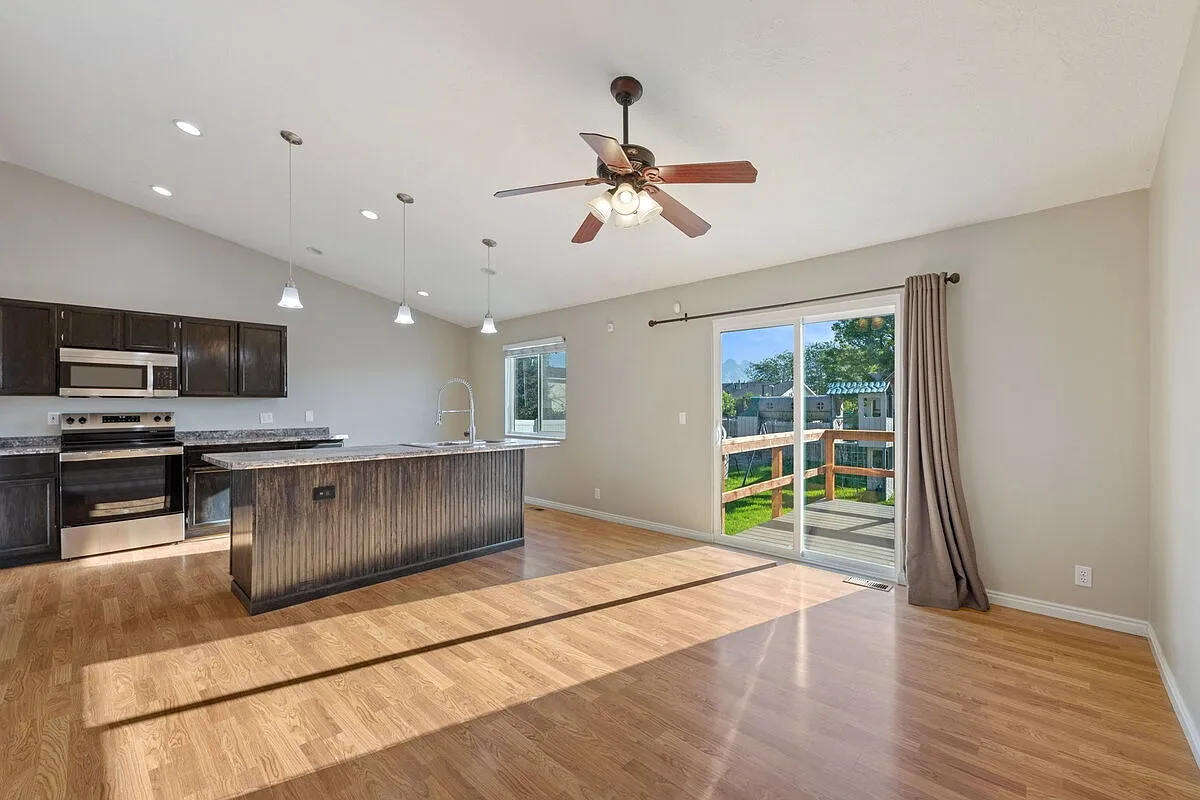5 bed, 3.0 bath, 2392 sqft, $2,850 — Photo 4
