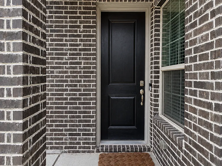 573 Hutchinson Ln — Photo 2