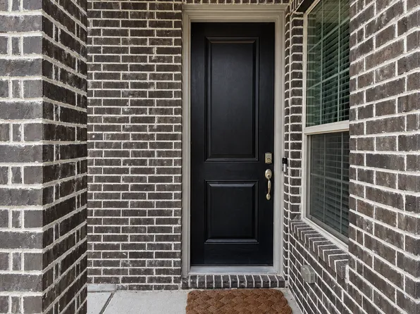 573 Hutchinson Ln, Lewisville, TX 75077