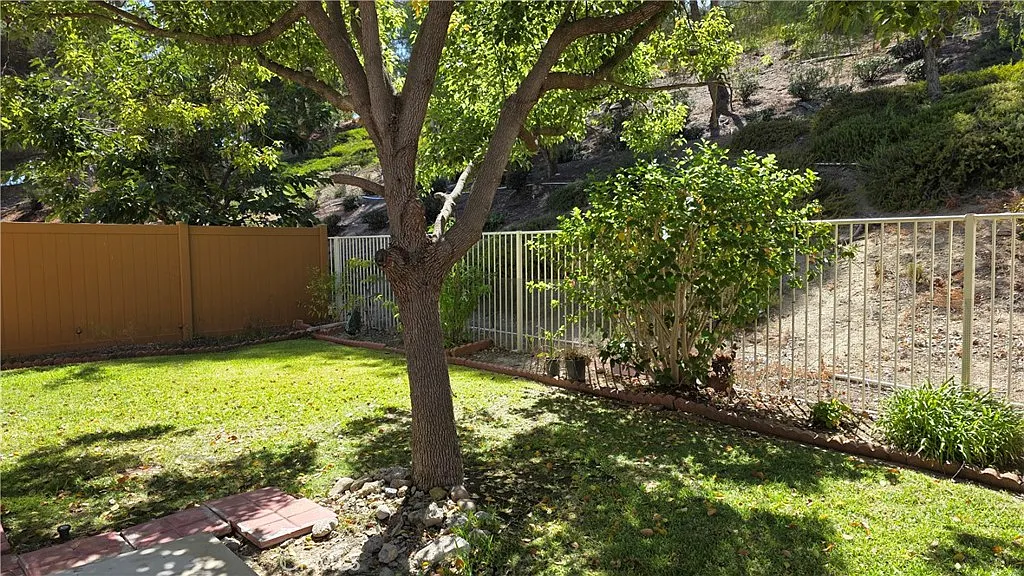 2 bed, 2.5 bath, 1256 sqft, $4,300 — Photo 4