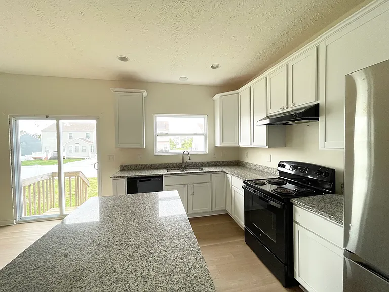 688 Keystone Way — Photo 3