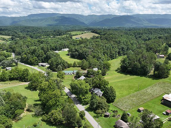 3rd image of 950 Middle Creek Rd