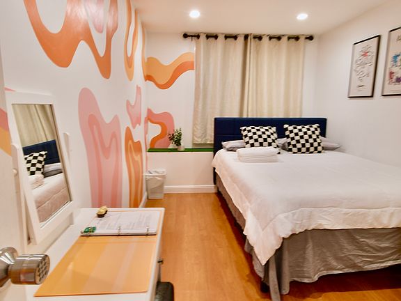 3rd image of 1622 34th Ave Room 2