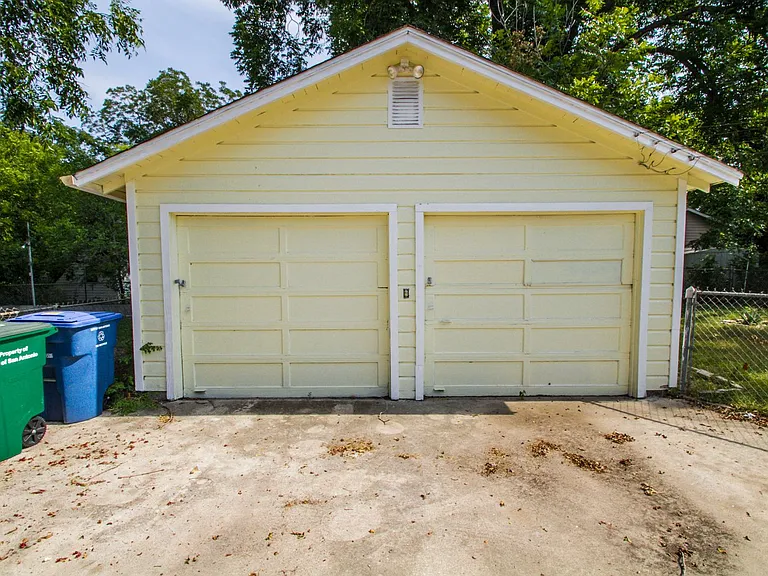 2818 E Houston St — Photo 14