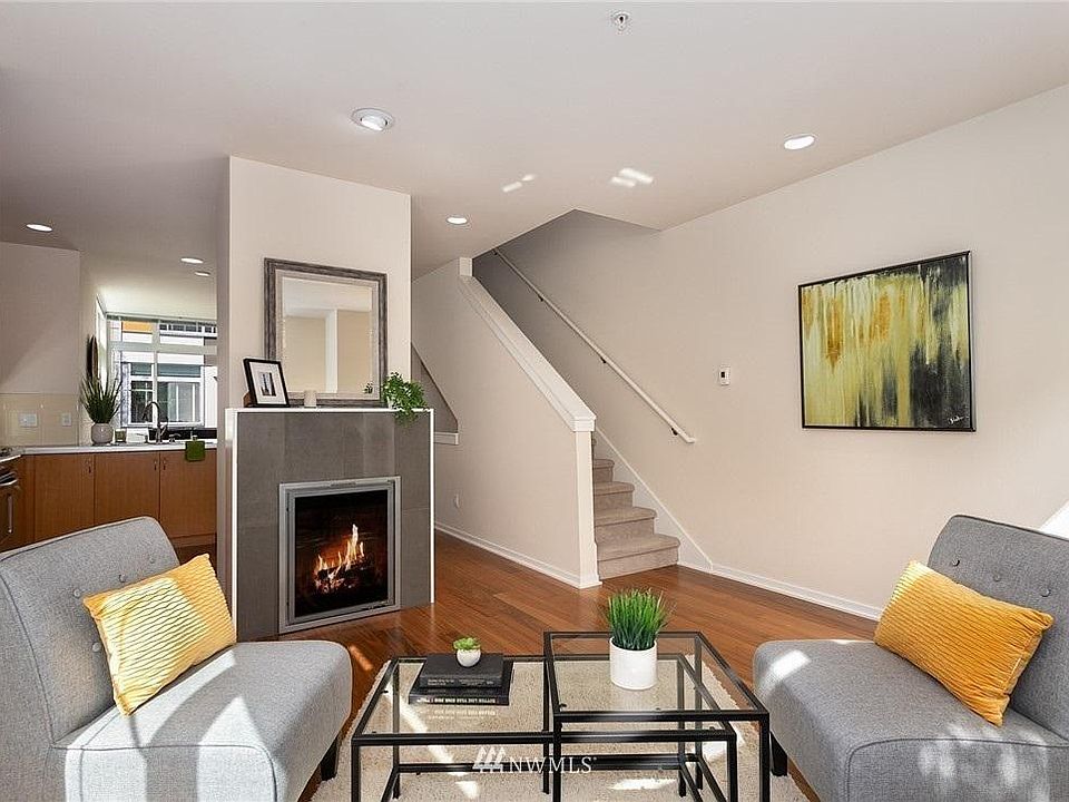 Living Room w/fireplace