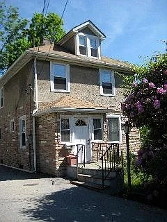Front of house. long driveway