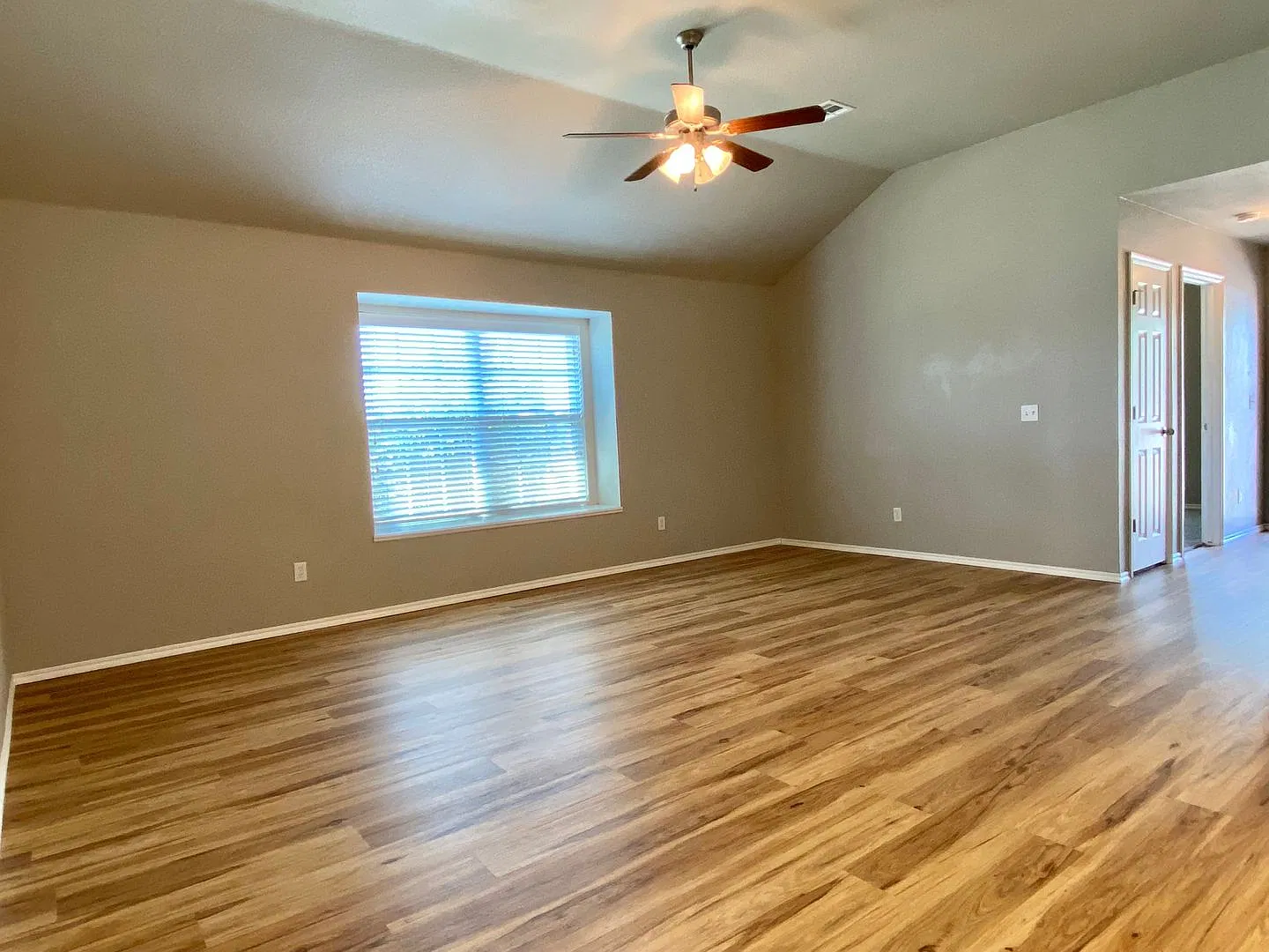 Great 4 Bed, 2 Bath Home in Mustang Schools — Photo 2