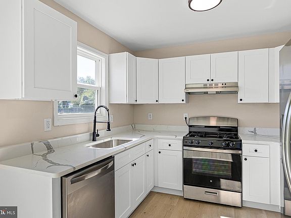 2nd image of 8 Bergen Ct