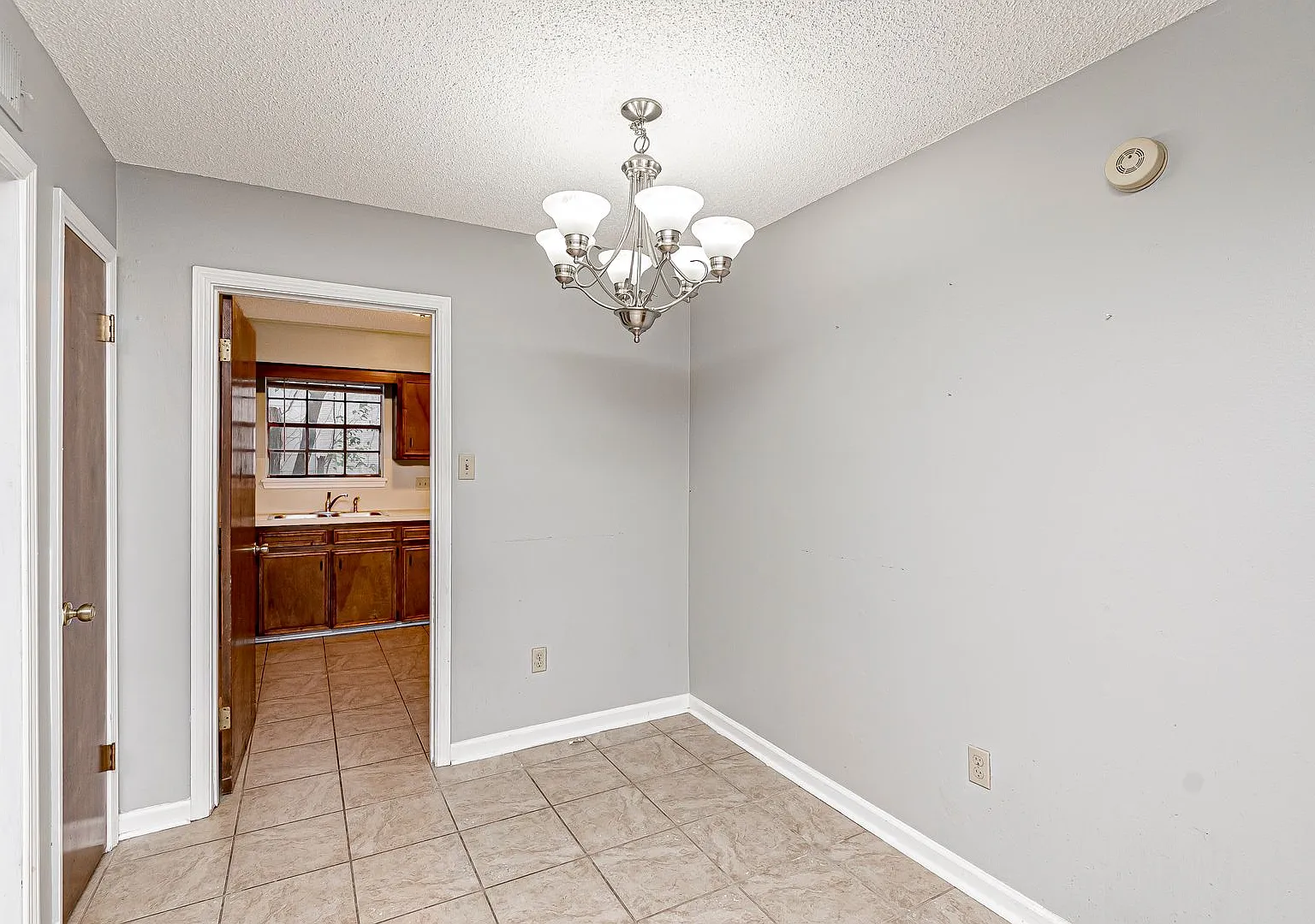 2 Bedroom Townhouse in Mid City — Photo 4