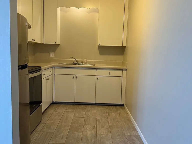 Executive House Apartments — Photo 45