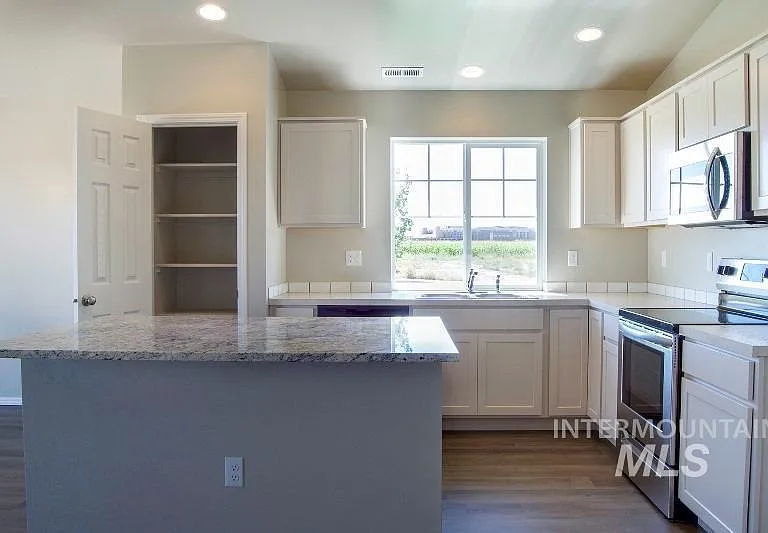 1936 Kodiak St — Photo 5