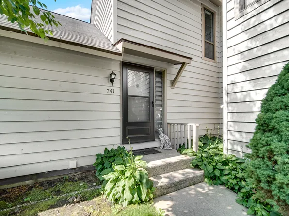 741 Colby Ct, Gurnee, IL 60031