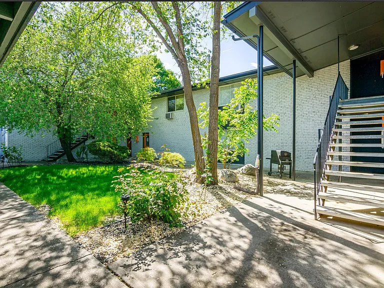 Pine Villa Apartments — Photo 14