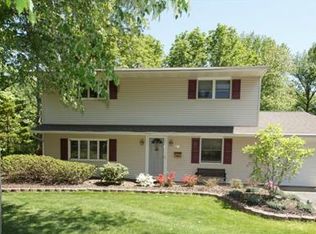 20 Dundee Rd, Kendall Park, NJ 08824