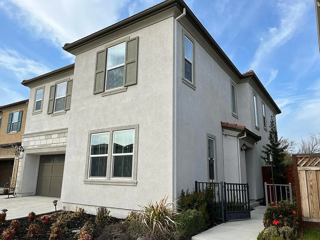 469 E Marcello Ave photo 1
