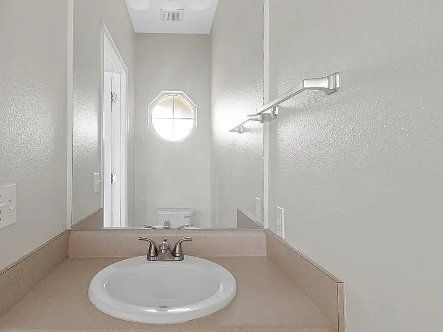 Single-Family House for Rent — Photo 2