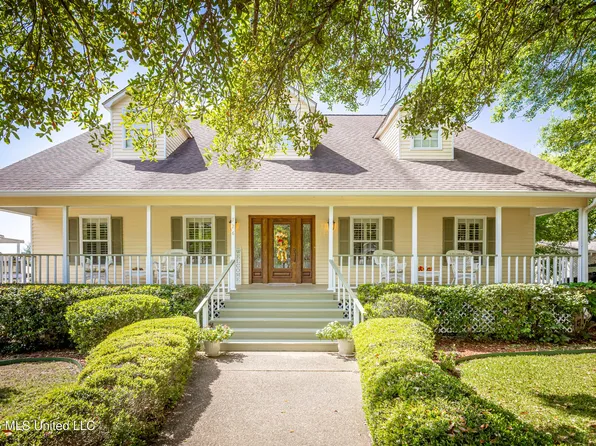 726 Live Oak Dr, Biloxi, MS 39532