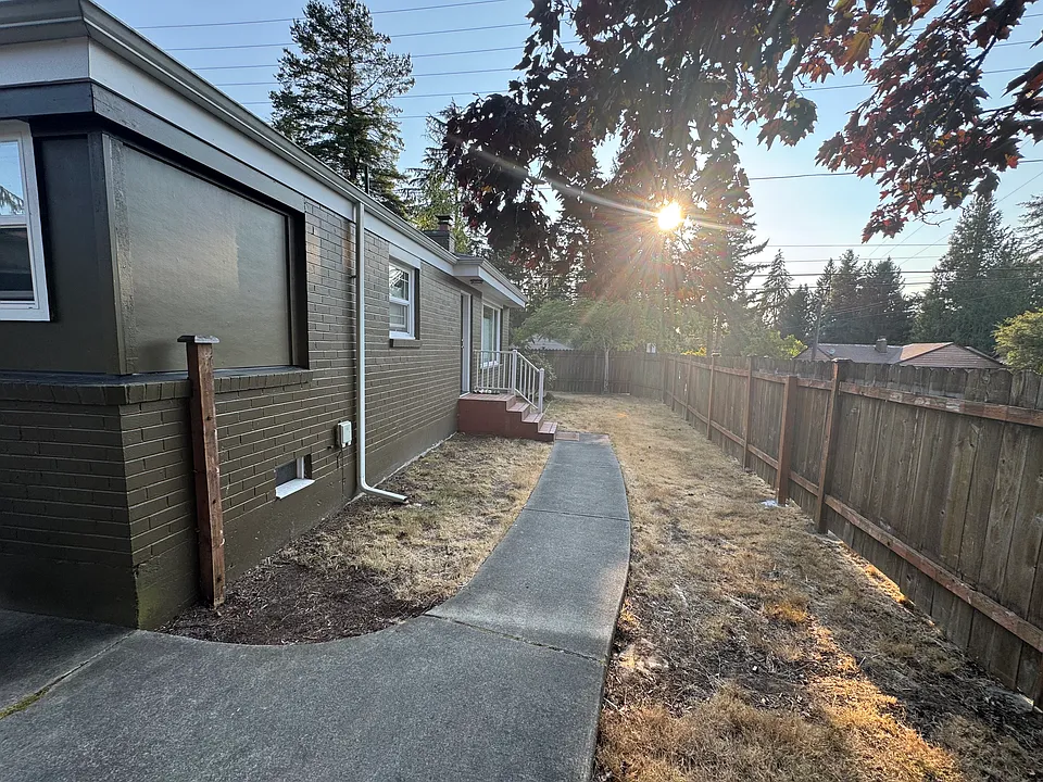16626 15th Ave NE
