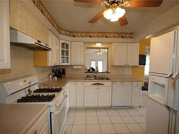 Spacious L-shaped Eat-in Kitchen w/Ceramic Tile Flooring, Ceiling Fan, and Plenty of Cabinet Space!