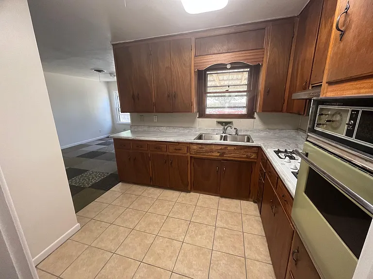 808 Gilmore St — Photo 6