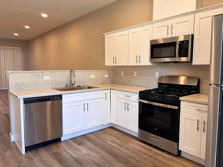 1316 E Grand Ave #104 — Photo 24